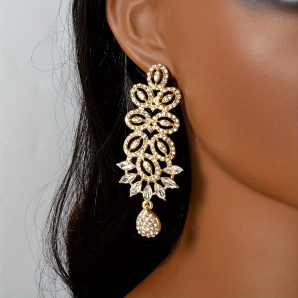 Elegant & Luxurious Women's Jewelry Set with Sparkling Zirconia Flower Pendants - Perfect for Weddings and Banquets, All-Season Wear - Image 4