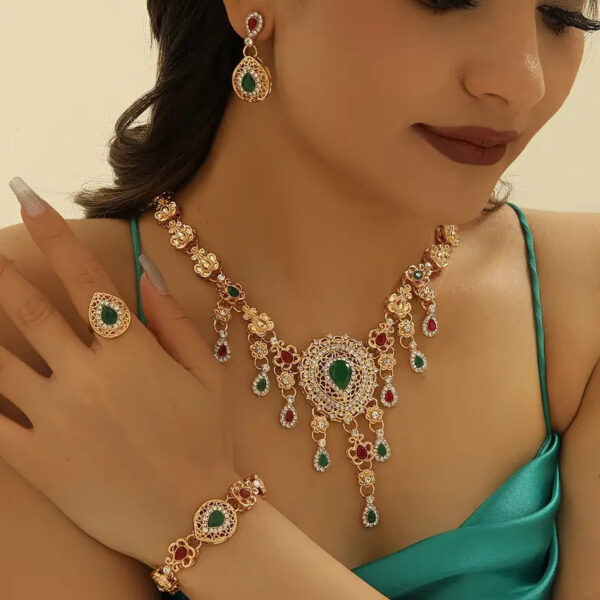 Ladies' Jewelry Set Including a Necklace, Earrings, Bracelet, And Ring, Featuring Rhinestone Embellishments. Stylish, Elegant, And Luxurious, Perfect for Weddings, Banquets, Parties, And Formal Occasions.