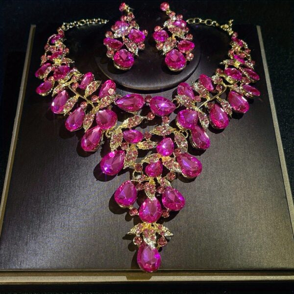 Wedding Vintage Necklace Set for Women Luxury Crystal Banquet Dress Bridal Wedding Accessories Clavicle Chain Women's Jewelry Set Earrings Necklace Three Piece Set - Image 6