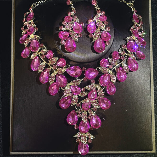 Wedding Vintage Necklace Set for Women Luxury Crystal Banquet Dress Bridal Wedding Accessories Clavicle Chain Women's Jewelry Set Earrings Necklace Three Piece Set - Image 3