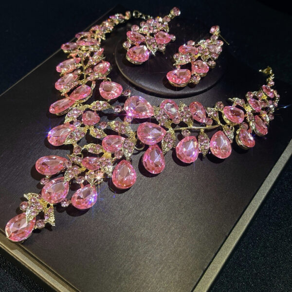 Wedding Vintage Necklace Set for Women Luxury Crystal Banquet Dress Bridal Wedding Accessories Clavicle Chain Women's Jewelry Set Earrings Necklace Three Piece Set - Image 5