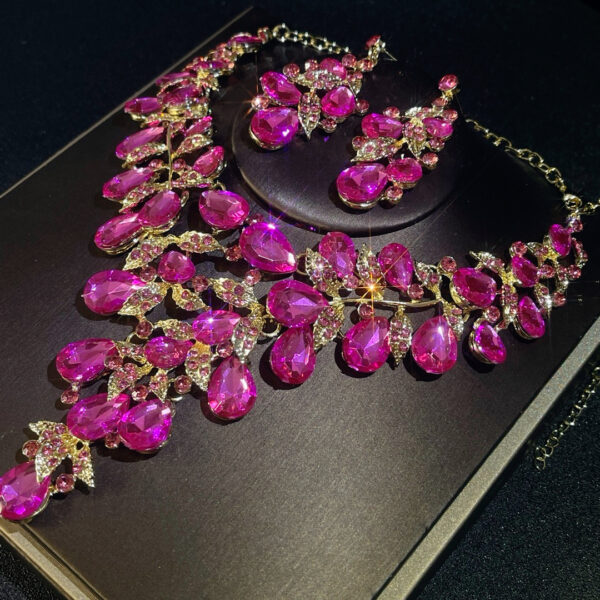 Wedding Vintage Necklace Set for Women Luxury Crystal Banquet Dress Bridal Wedding Accessories Clavicle Chain Women's Jewelry Set Earrings Necklace Three Piece Set - Image 9