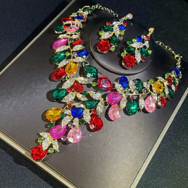 Wedding Vintage Necklace Set for Women Luxury Crystal Banquet Dress Bridal Wedding Accessories Clavicle Chain Women's Jewelry Set Earrings Necklace Three Piece Set - Image 4
