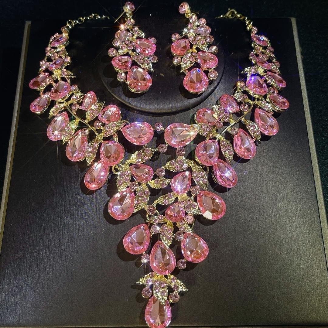 Wedding Vintage Necklace Set for Women Luxury Crystal Banquet Dress Bridal Wedding Accessories Clavicle Chain Women's Jewelry Set Earrings Necklace Three Piece Set